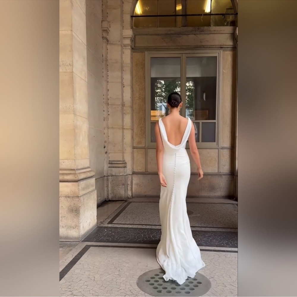 Elegant White V-Neck Mermaid Wedding Dress - Picture 15 of 16